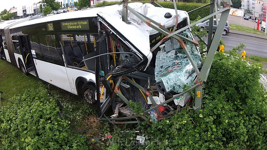 Schwerer Bus Unfall Koeln Porz Gremberghoven Neuenhofstr P607.jpg